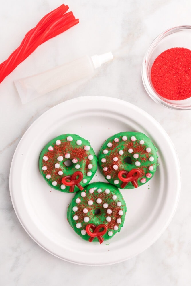picture of cookies decorated like a green christmas wreath 