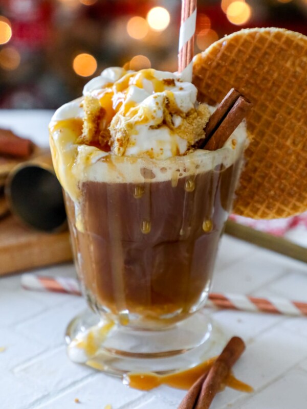 A coffee cocktail with whipped cream and cinnamon sticks, inspired by the flavors of stroopwafel and caramel.